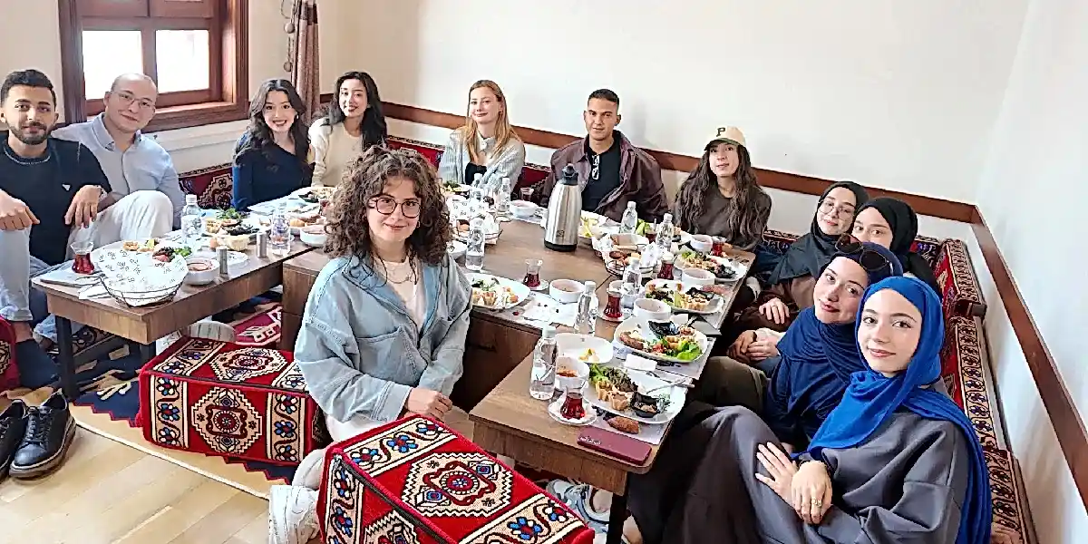 Medipol Üniversitesi Dil Konuşma Topluluğu Vitalen Cafe’de Buluştu